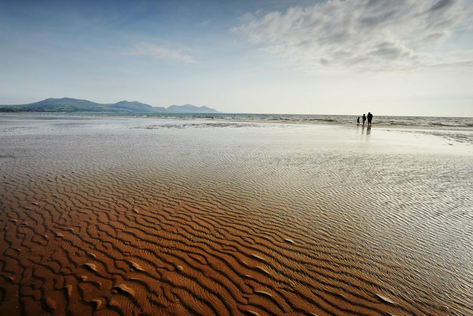 Richard Outram from Caernarfon took this photo at Dinas Dinlle beach in glorious conditions.