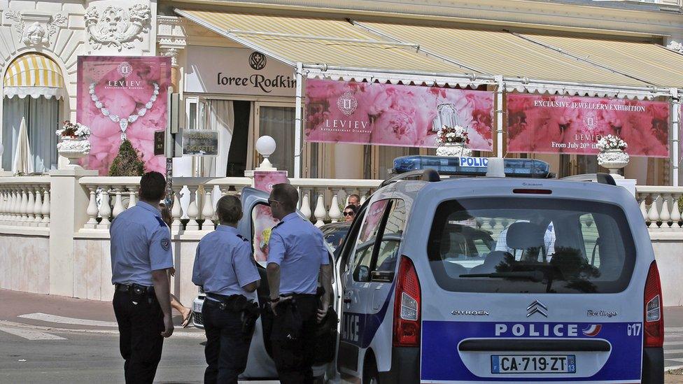 Police at scene of Cannes gem heist, 28 Jul 13