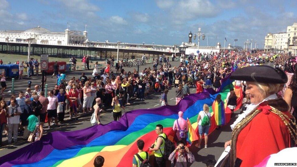 Crowds on Madeira Drive