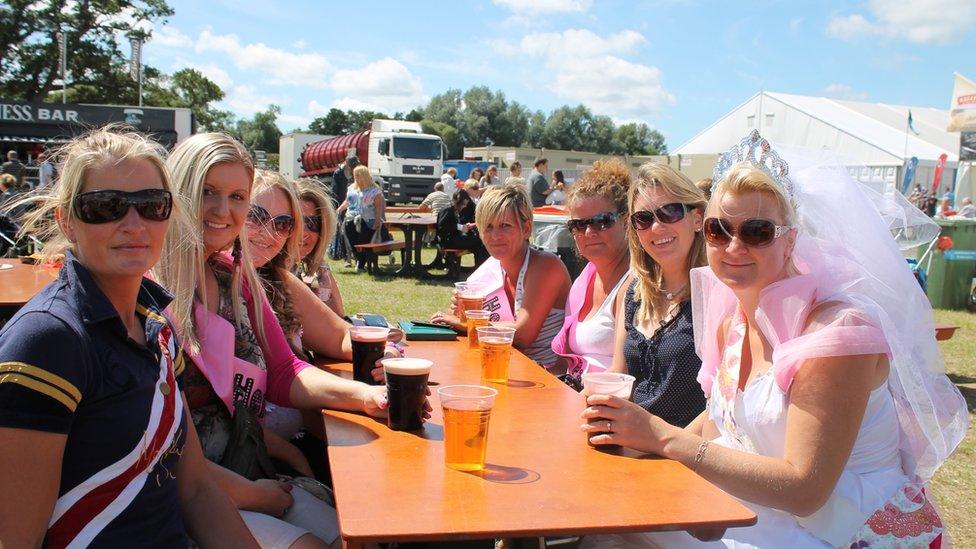 Parti plu Angie Davies o Swydd Gaerwrangon - penderfynon nhw dreulio eu dydd Sadwrn ar y Maes yn gwrando ar y gerddoriaeth ar y llwyfan perfformio / Angie Davies's hen party from Worcestershire enjoying the music on the outdoor performance stage