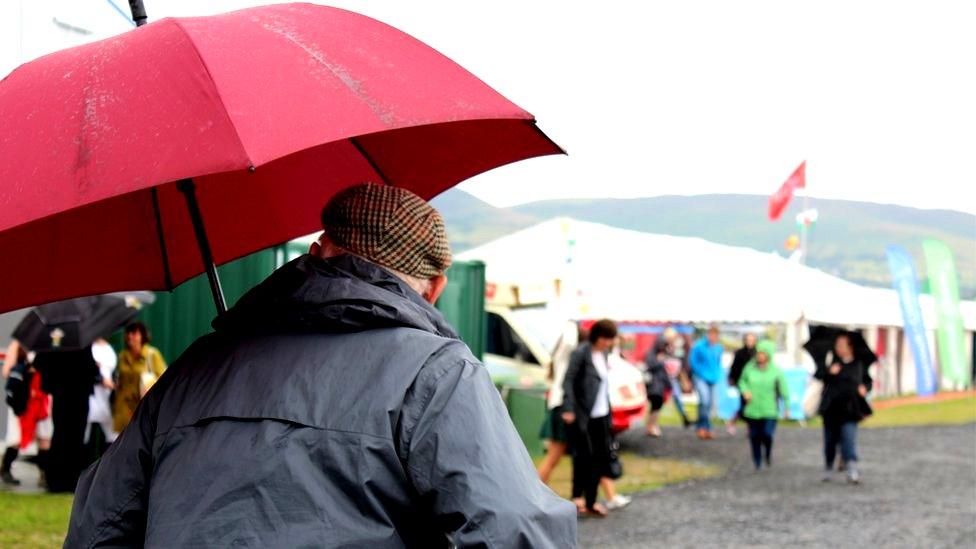 Roedd yr ymwelwyr i'r Maes wedi paratoi ar gyfer y tywydd gwlyb