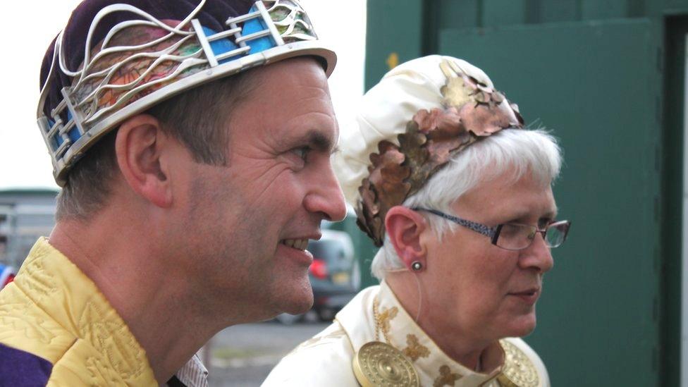 Ifor ap Glyn, enillydd y Goron ddydd Llun, gyda'r Archdderwydd Christine James / Poet Ifor ap Glyn, who won the Crown on Monday, with the Archdruid Christine James