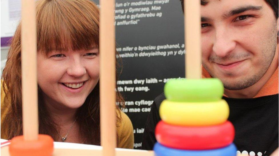 Yn y Babell Wyddoniaeth / The Science tent