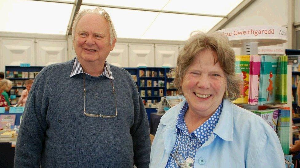 Yr awdur Meic Stephens a'i wraig Ruth ym mhabell y Cyngor Llyfrau / The author Meic Stephens and his wife Ruth in the Book Council tent