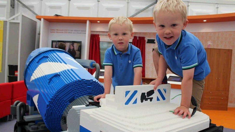 Roedd plant yn mwynhau dringo'r lori o Lego yn y Babell Wyddoniaeth a Thechnoleg / The Science and Technology tent was full of activities for kids