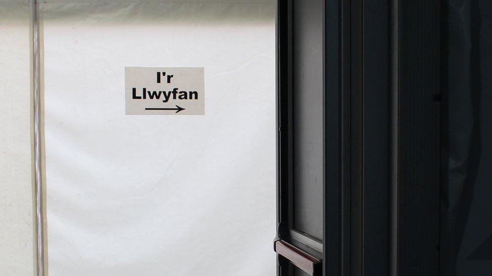 Arwydd I'r Llwyfan