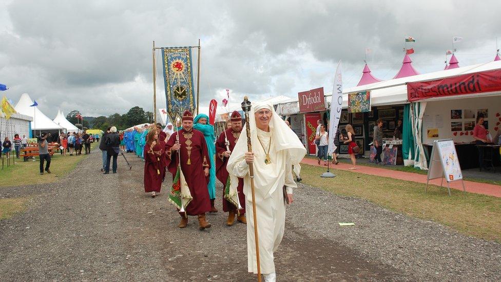 Cofiadur yr Orsedd, Penri Tanad, yn arwain yr orymdaith at feini'r Orsedd fore Gwener