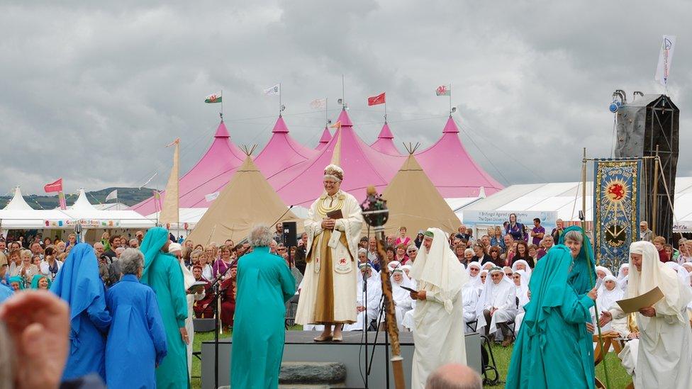 Cleif Harpwood, 'Cleif Llais Afan', yn cael ei dderbyn i'r Orsedd.