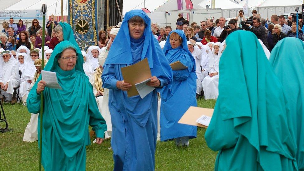 Cafodd John Arthur Jones ei dderbyn i'r Orsedd am ei waith gwirfoddol gyda nifer o fudiadau a chymdeithasau, gan gynnwys y Mudiad Meithrin