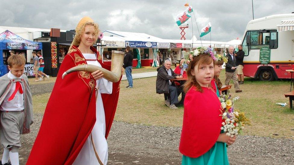 Mam y Fro, Elen Lloyd, a rhai o ferched y ddawns flodau