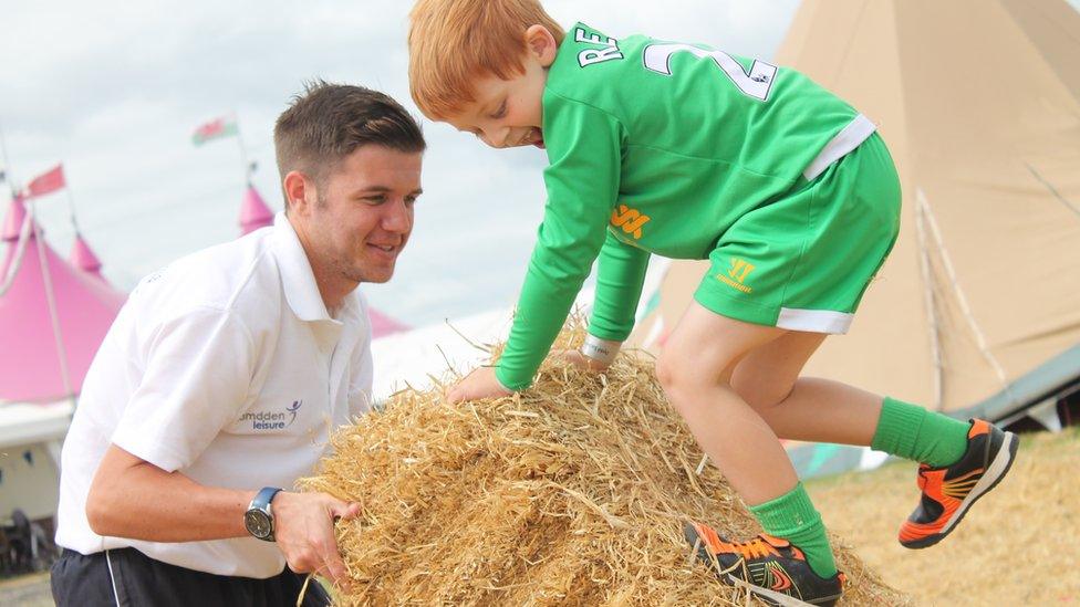 Harry a'i dad yn cael hwyl gyda'r bêls gwair / Harry and his father having fun on the hay bales