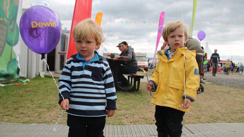 Balŵnau ym mhob man wrth babell y Mudiad Meithrin / Balloons all around at the Mudiad Meithrin stall