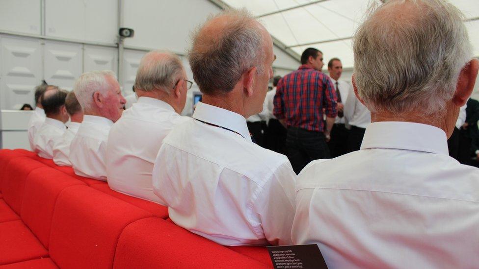 Côr Meibion Pen-y-Bont Fawr yng nghefn y llwyfan yn aros i berfformio / Pen-y-Bont Fawr male voice choir back stage waiting to perform