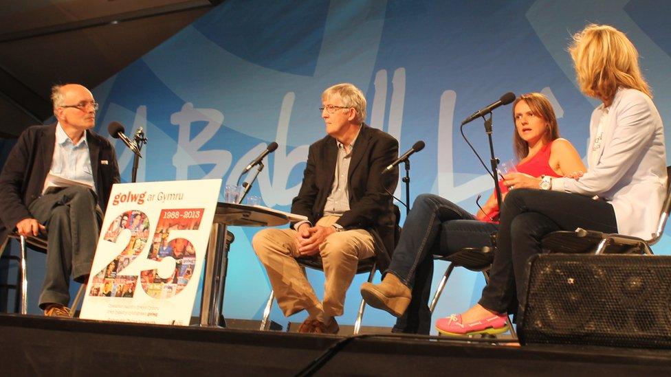 Yn y Babell Lên heddiw, roedd sesiwn holi ac ateb i ddathlu cylchgrawn Golwg yn 25 oed gyda Dylan Iorwerth, Alun Wyn Bevan, Mari Jones-Williams ac Angharad Mair / A discussion panel in the literary tent to note 25 years of publishing the Welsh magazine, Golwg