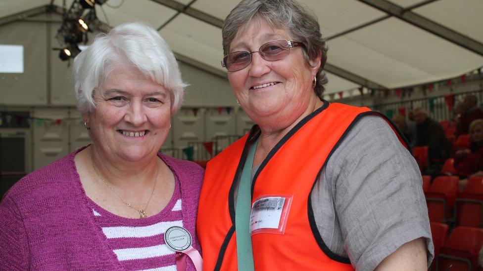 Pwysigion y Pagoda! Wendy Lloyd Jones, Ysgrifennydd Pwyllgor Cyllid lleol yr Eisteddfod, ac Awel Jones, Arolygydd y Pagoda / The Eisteddfod can only happen thanks to the work of people such as Wendy Lloyd Jones and Awel Jones