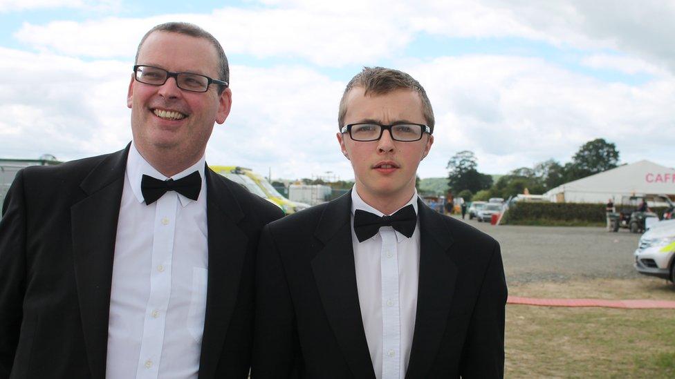 Paulinus Barnes a Damien Jones o Gôr Meibion Rhosllannerchrugog oedd yn cystadlu yn y Pafiliwn / Paulinus Barnes and Damien Jones from The Rhos Male Voice Choir