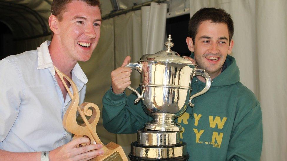 Huw Foulkes a Steffan Jones o Côrdydd ar ôl ennill Côr yr Ŵyl / Huw Foulkes and Steffan Jones from Côrdydd choir after winning the coveted Choir of the Festival prize