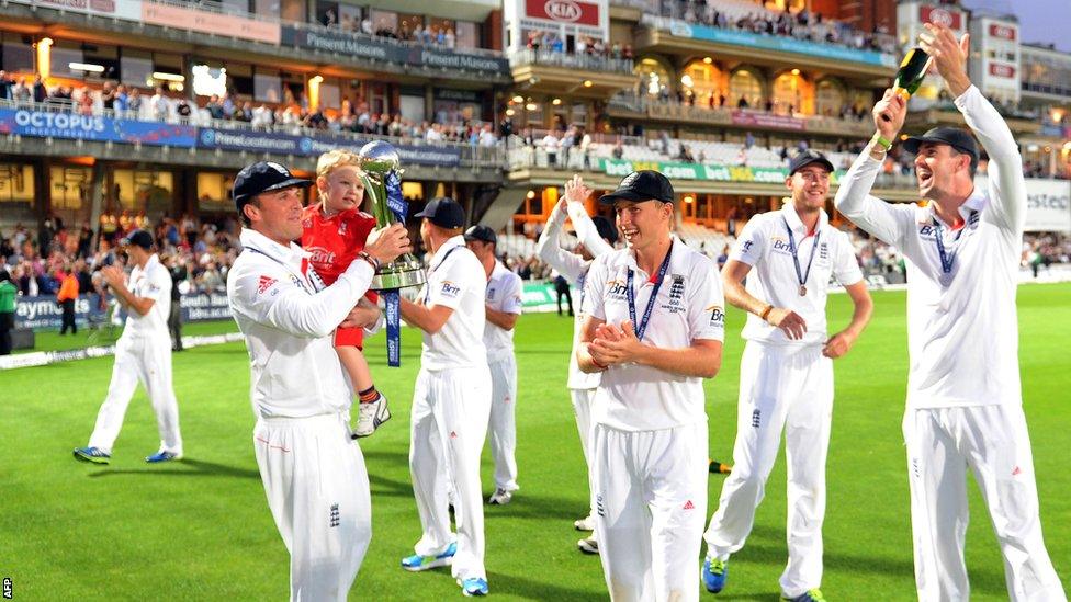 Graeme Swann holds the Ashes trophy and his son as the lap of honour around the Oval continues.