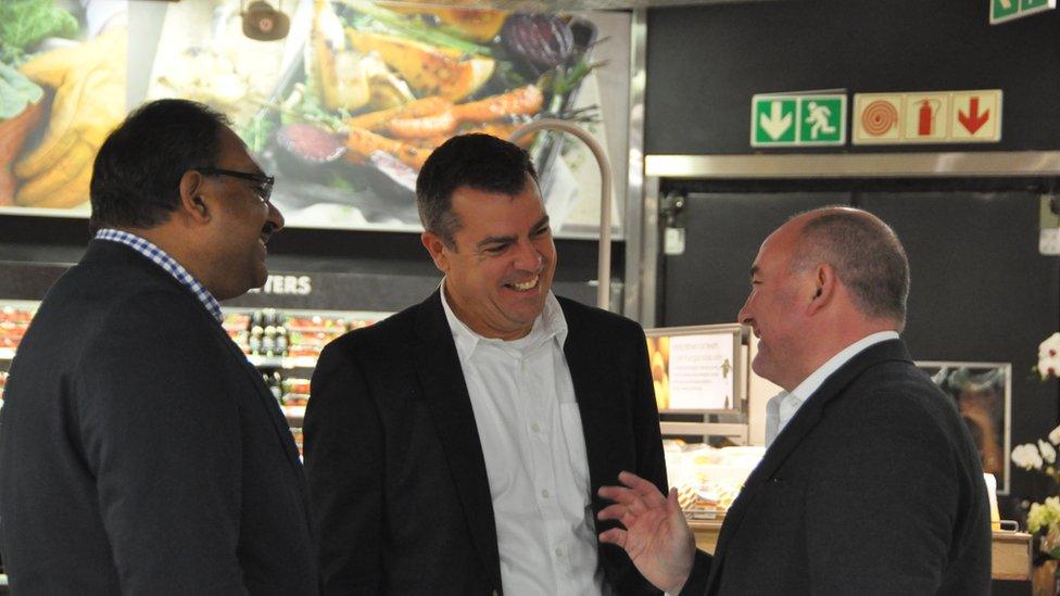 Woolworths CEO Ian Moir (r) and store managers