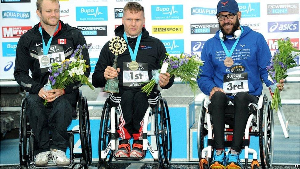 David Weir (centre) with Josh Cassidy (left) and Rafa Botello Jiminez