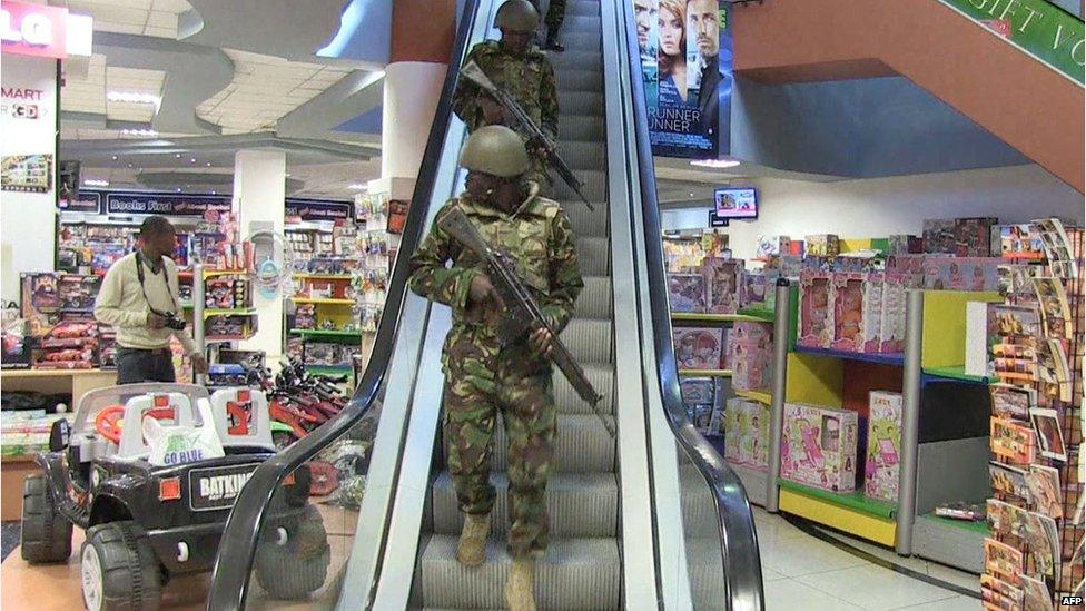 Military forces take position inside a shopping mall following an attack by masked gunmen in Nairobi (21 September 2013)