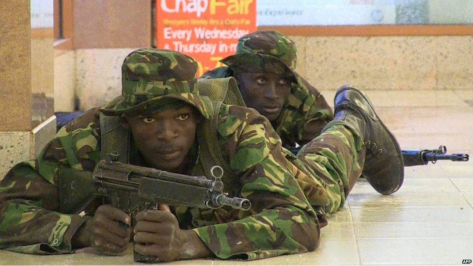 Kenyan troops taking position inside the Westgate mall in Nairobi (21 September 2013)