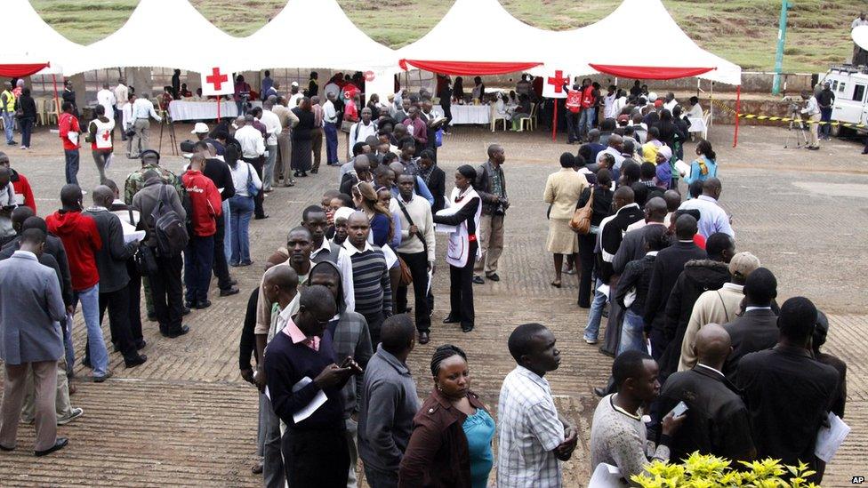 Kenyans line up to donate blood for victims in Sunday's terrorist attack on a shopping mall, at Uhuru Park in Nairobi, Kenya (23 Sept. 2013)