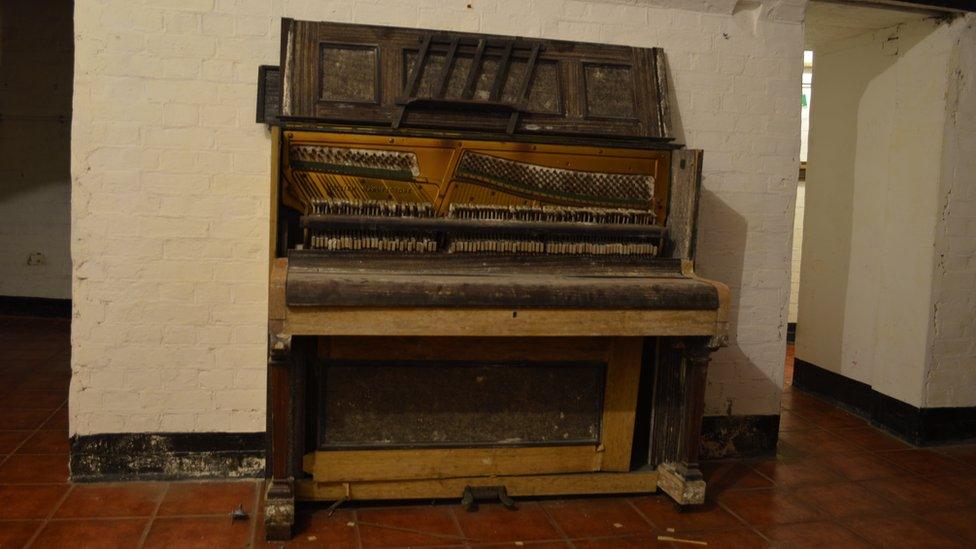 Old broken piano