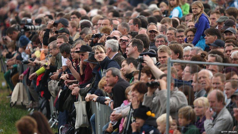 Visitors watch the re-enactment of the Battle of Leipzig (20 October)