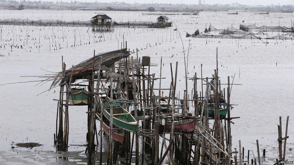 Fishermen secure their boats in anticipation of the arrival of Typhoon Haiyan near Manila Bay in Bacoor, Cavite, 8 November 2013