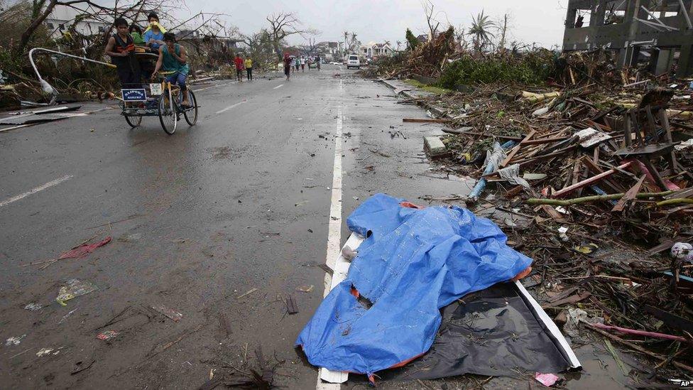 Body covered in plastic sheet in Tacloban. 10 Nov 2013