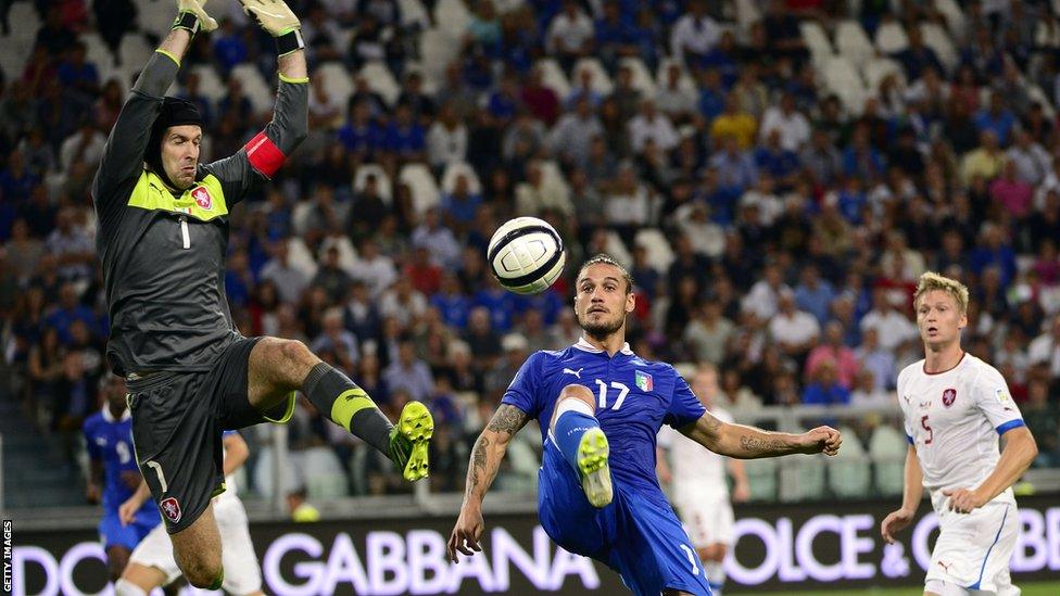 Italy's forward Dani Osvaldo (centre) fights for the ball with Czech goalkeeper Petr Cech