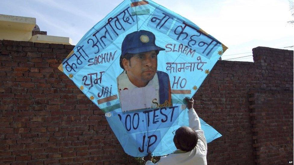 Jagmohan Kanojia holds up a kite with a portrait of Sachin Tendulkar and a message that reads: "Never say farewell” in Amritsar, 13 November 2013