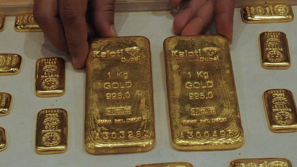 Indian saleswoman arranges gold bars at a jewellery store in Ahmedabad (file image)