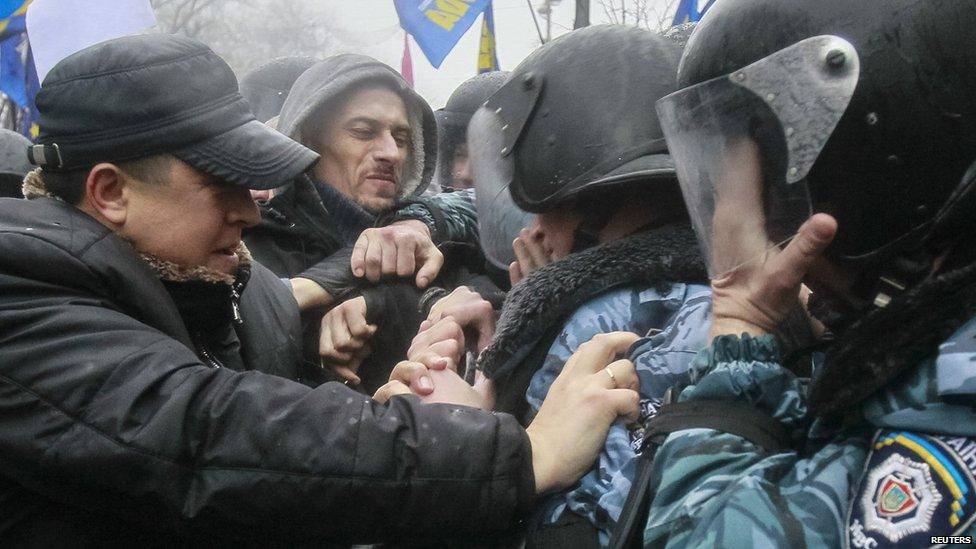 Protesters and police jostle, 25 Nov, Kiev