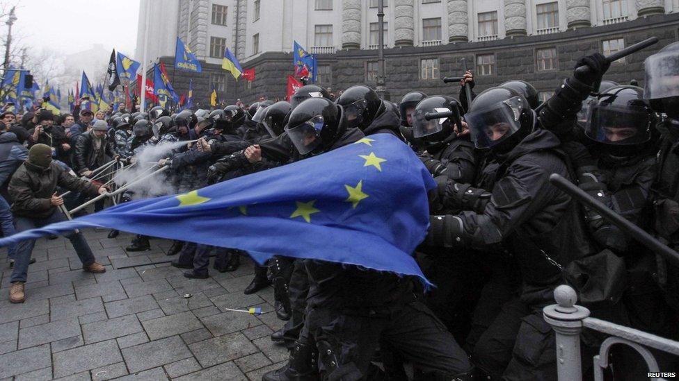 Pro-EU protesters and police clash, Kiev, 25 Nov