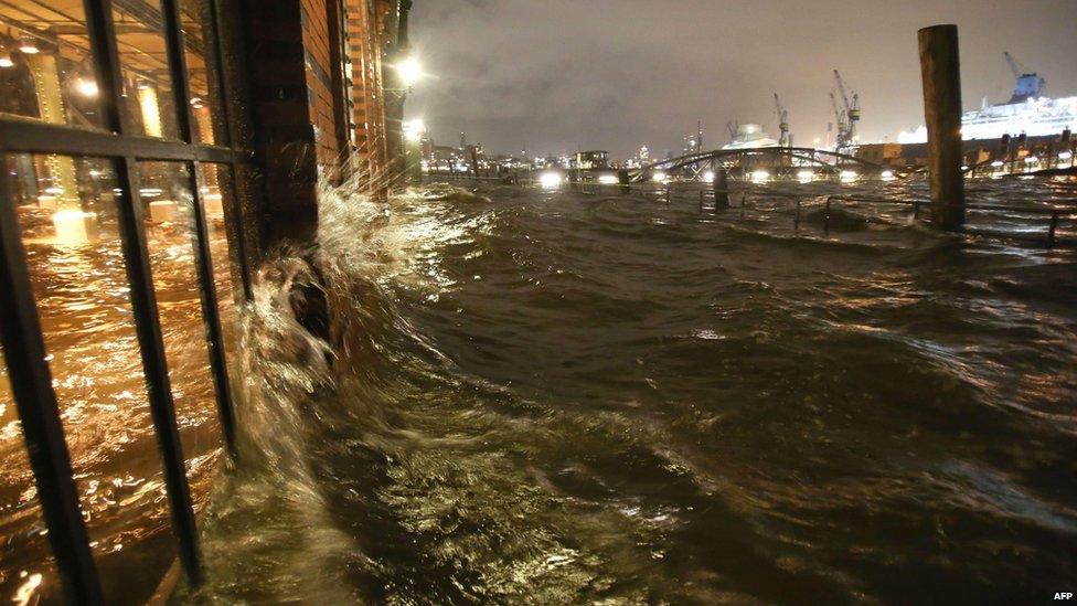 Hamburg's Fischmarkt under water (5 Dec)