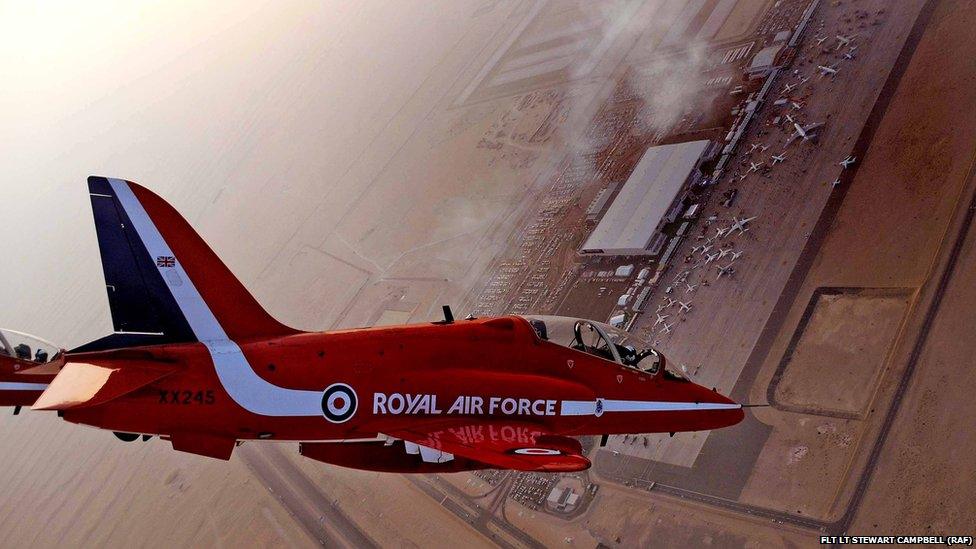 Red Arrows performing in Dubai