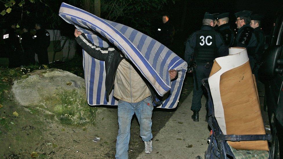 Police raid on Roma camp. 4 December, courtesy Collectif Rom du Val Maubuee