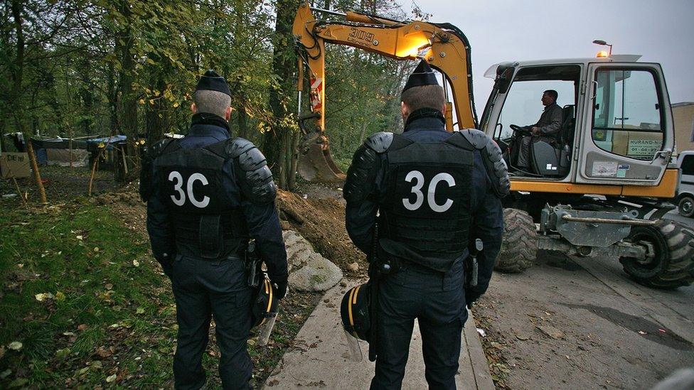 Police raid on Roma camp. 4 December, courtesy Collectif Rom du Val Maubuee