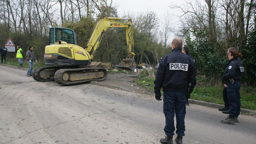 Police raid on Roma camp. 4 December 2013, courtesy Collectif Rom du Val Maubuee