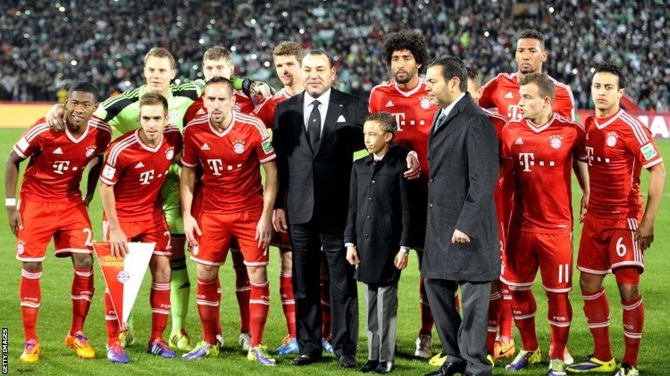 Morocco's King Muhammad VI (centre) poses for a picture with Bayern Munich players prior to their Fifa Club World Cup final match against Raja Casablanca, in the Moroccan city of Marrakesh