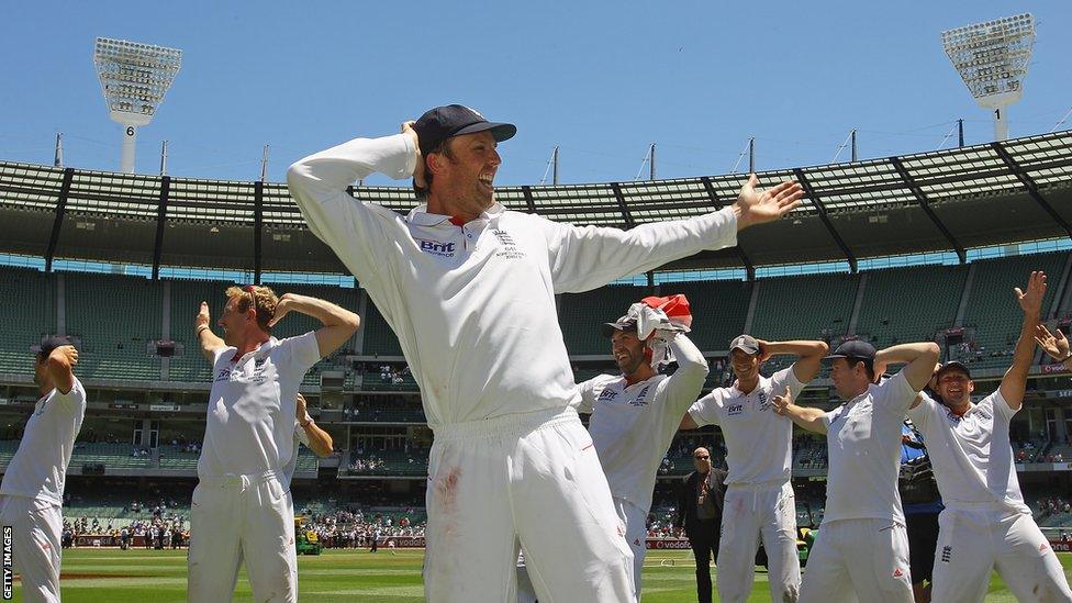 01 Jan 2011: Graeme Swann leads 'sprinkler' celebrations as England retain the Ashes.