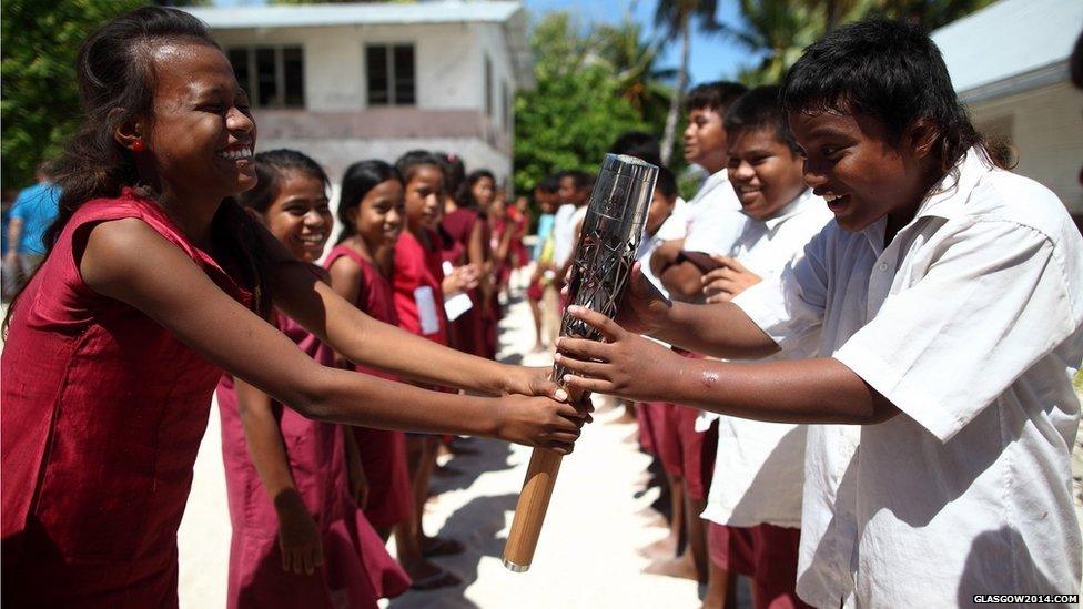 Student from Dai Nippon Primary School careful pass the baton in Tarawa, Kiribati