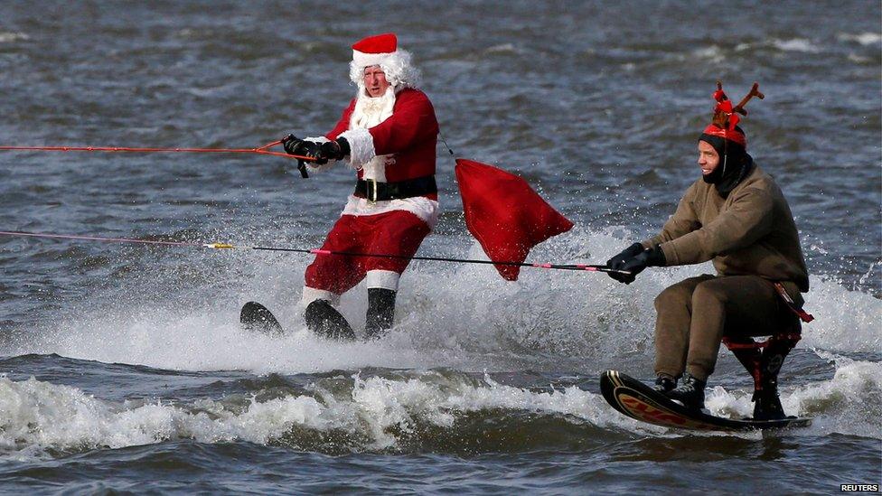 Water-skiers celebrate Christmas on the Potomac river in Maryland (24 December 2013)