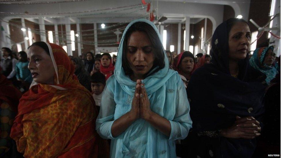 Pakistani Christians celebrate Mass on Christmas day in All Saints Church in Peshawar on 25 December, 2013