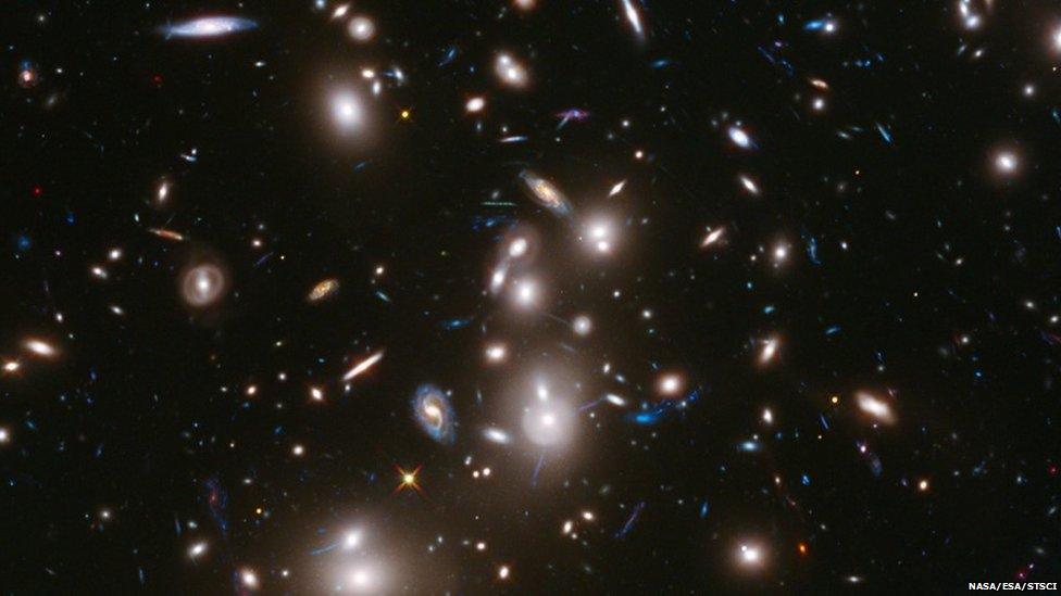 Hubble space telescope image of massive galaxy cluster