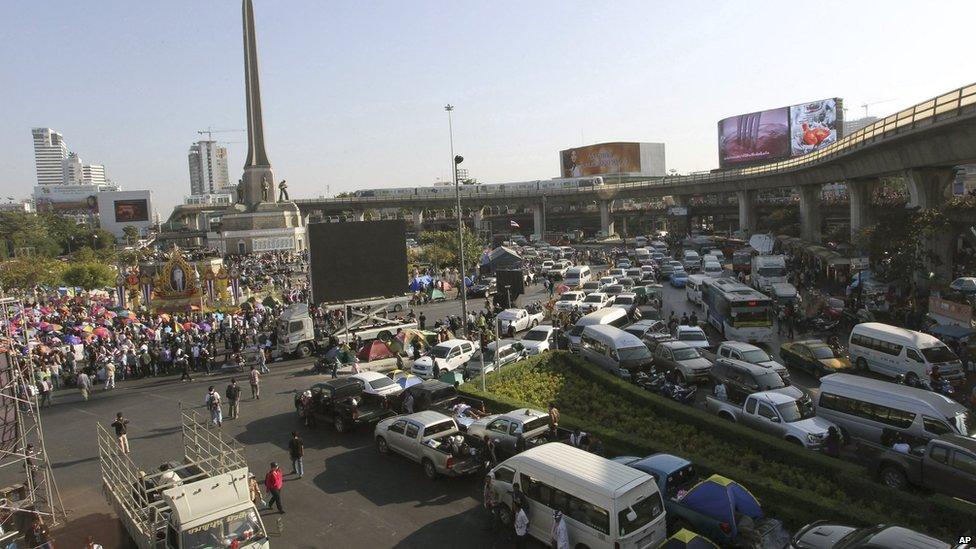 Traffic is forced to a halt at Bangkok's Victory Monument as anti-government protesters block the street on 13 January 2014