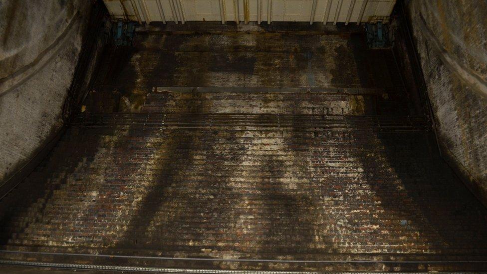 Bascule chamber