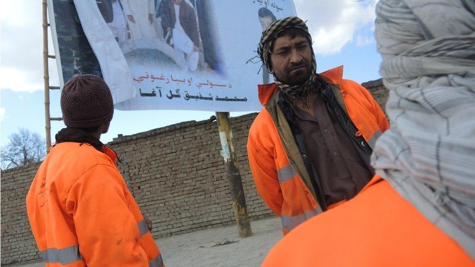 Afghan election - men working on streets